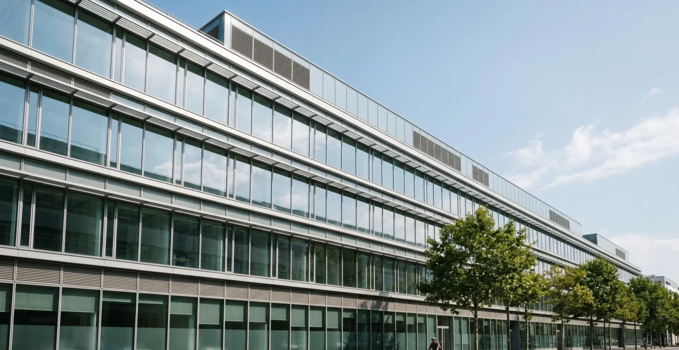 Architecture moderne de bâtiment tertiaire avec systèmes de gestion technique intelligents et capteurs connectés